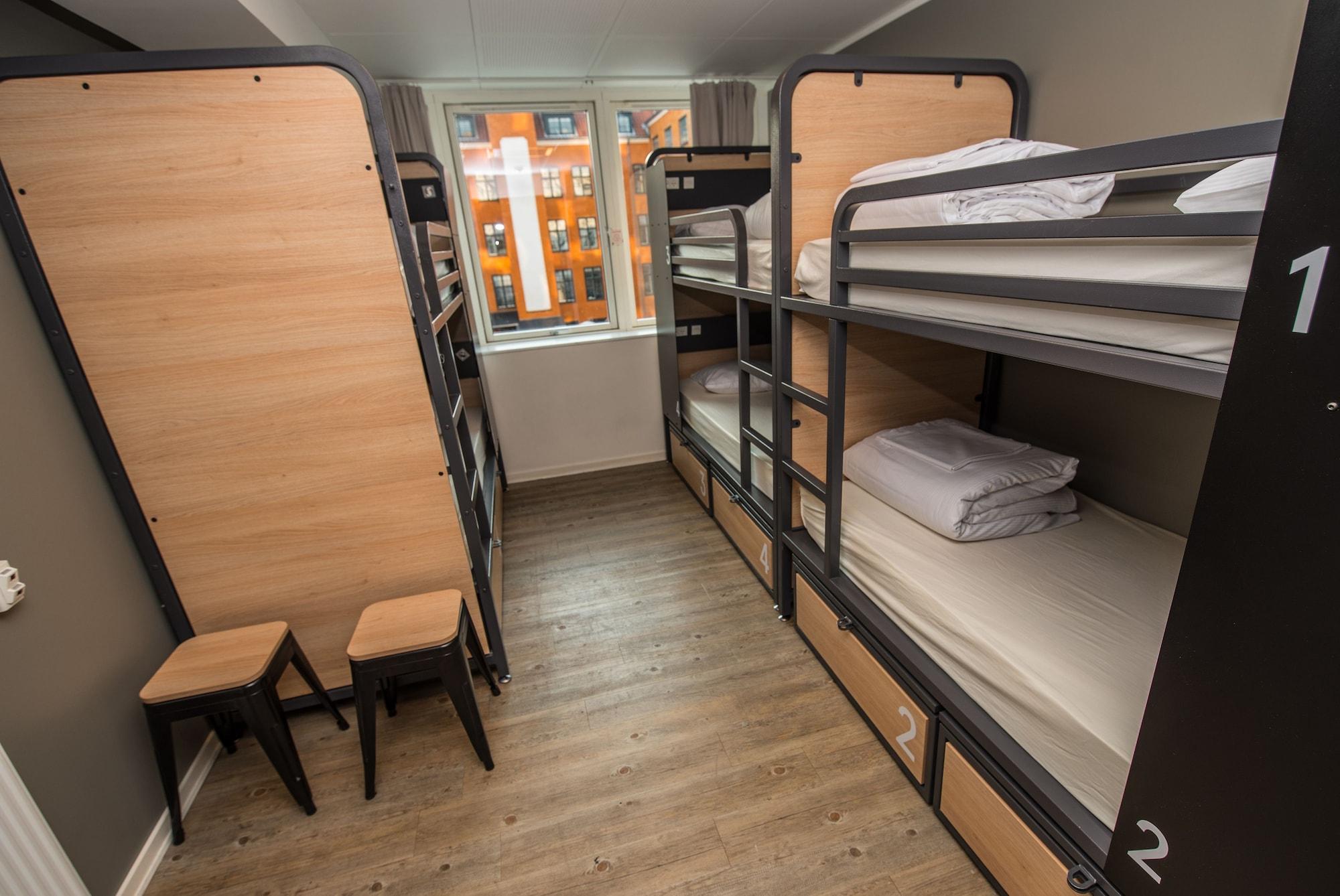 Quarto com 6 Camas e Casa de Banho Privada